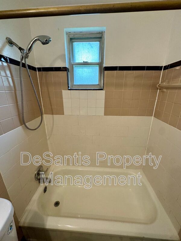 Charming 4 Bed 1.5 Bath house with BRAND NEW KITCHEN!!! property image
