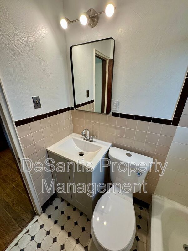 Charming 4 Bed 1.5 Bath house with BRAND NEW KITCHEN!!! property image
