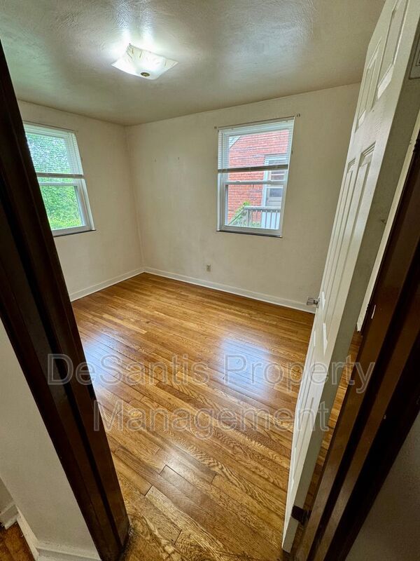 Charming 4 Bed 1.5 Bath house with BRAND NEW KITCHEN!!! property image