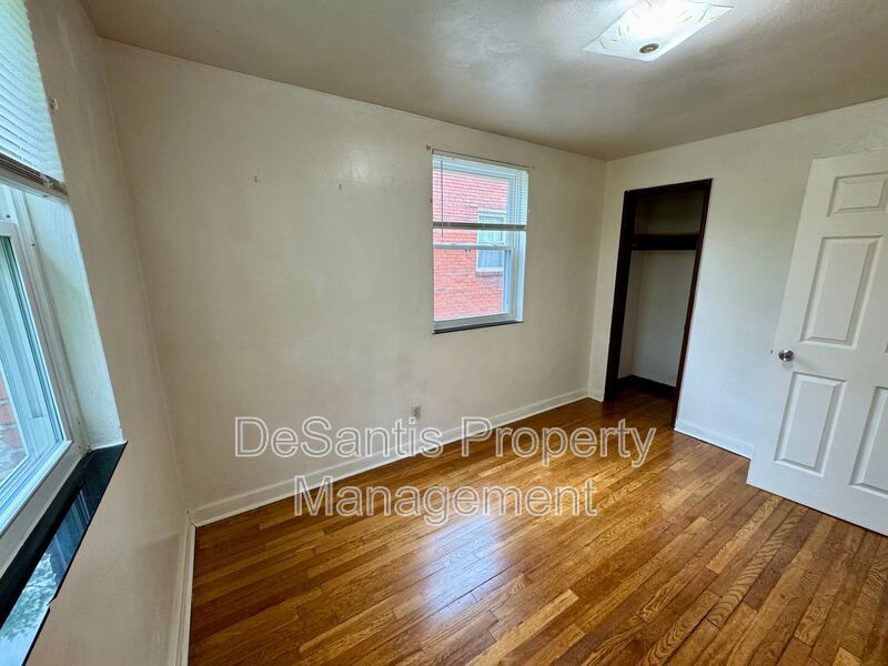 Charming 4 Bed 1.5 Bath house with BRAND NEW KITCHEN!!! property image