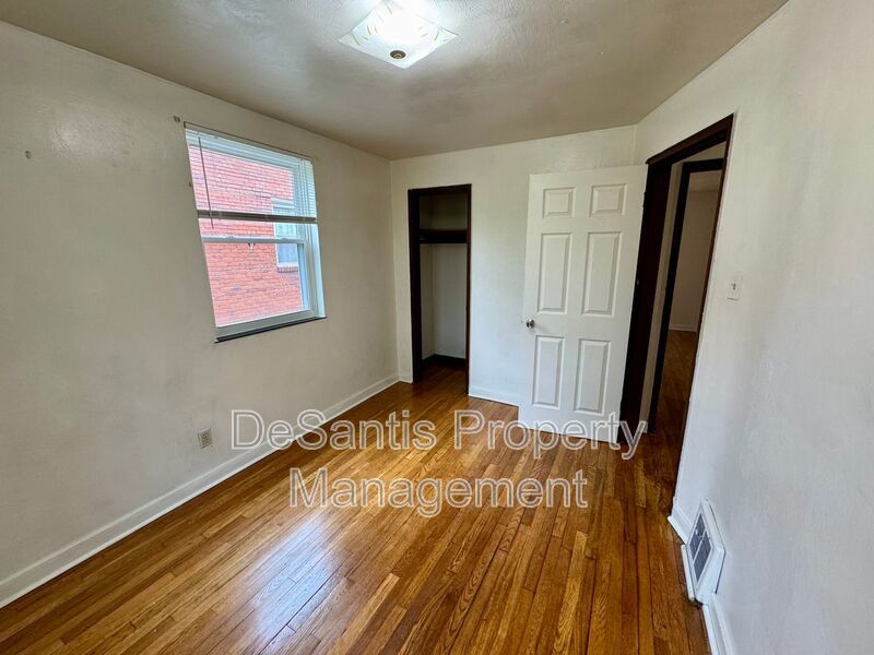 Charming 4 Bed 1.5 Bath house with BRAND NEW KITCHEN!!! property image