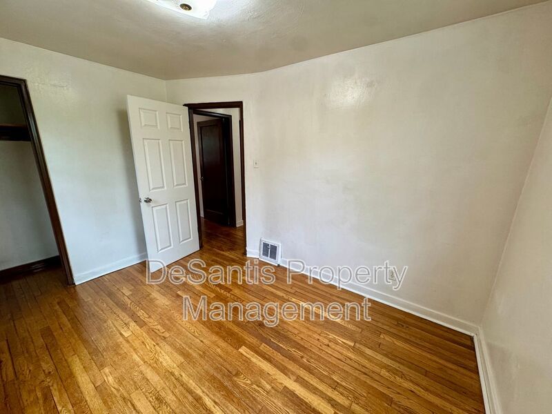 Charming 4 Bed 1.5 Bath house with BRAND NEW KITCHEN!!! property image