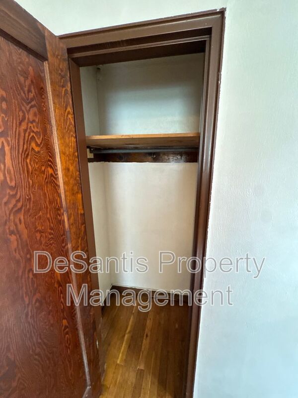 Charming 4 Bed 1.5 Bath house with BRAND NEW KITCHEN!!! property image