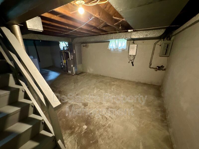 Charming 4 Bed 1.5 Bath house with BRAND NEW KITCHEN!!! property image