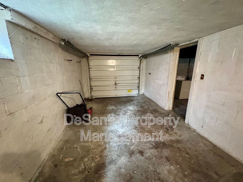 Charming 4 Bed 1.5 Bath house with BRAND NEW KITCHEN!!! property image