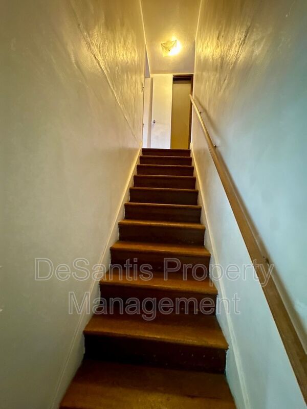 Charming 4 Bed 1.5 Bath house with BRAND NEW KITCHEN!!! property image