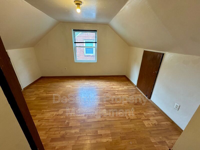 Charming 4 Bed 1.5 Bath house with BRAND NEW KITCHEN!!! property image