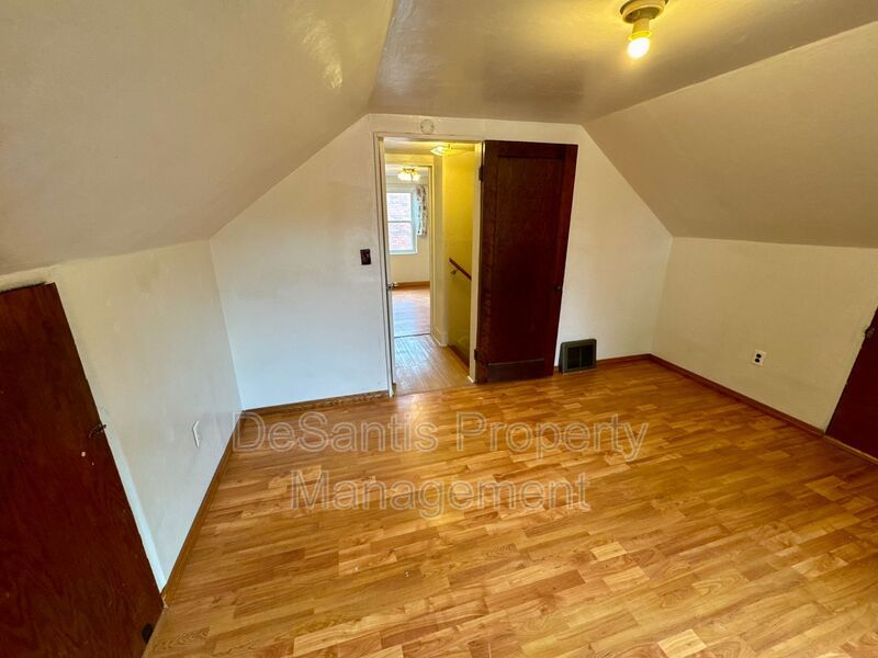 Charming 4 Bed 1.5 Bath house with BRAND NEW KITCHEN!!! property image