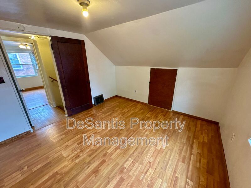 Charming 4 Bed 1.5 Bath house with BRAND NEW KITCHEN!!! property image
