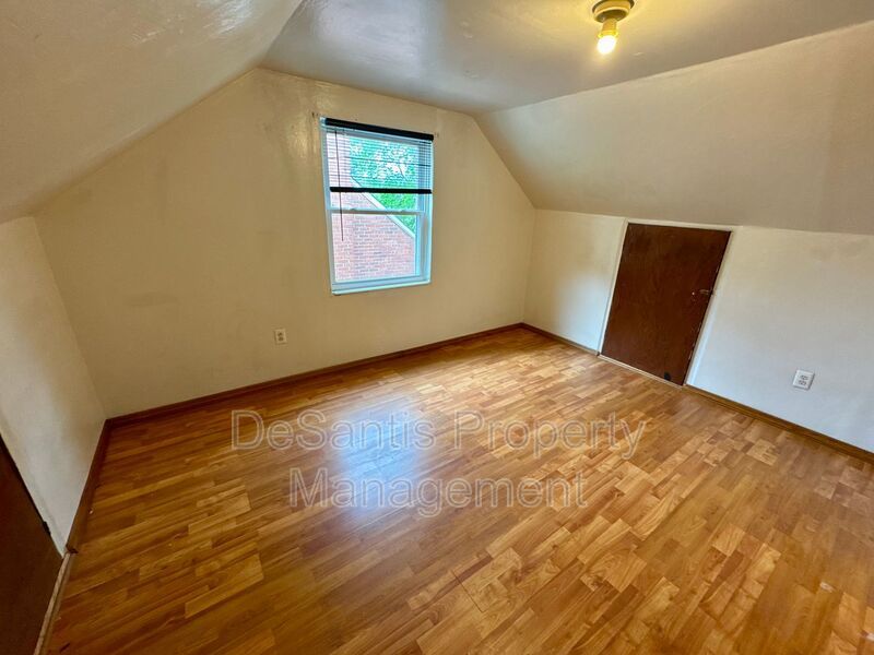 Charming 4 Bed 1.5 Bath house with BRAND NEW KITCHEN!!! property image