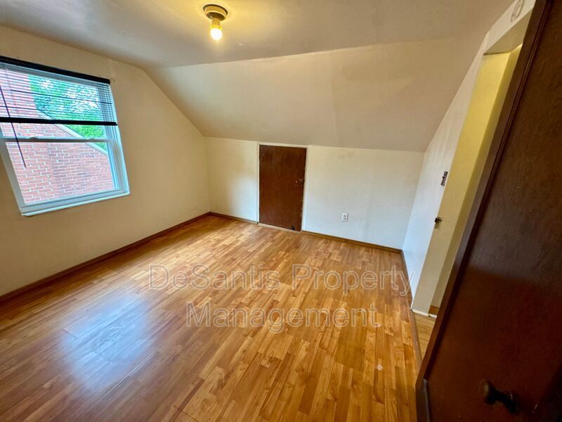 Charming 4 Bed 1.5 Bath house with BRAND NEW KITCHEN!!! property image