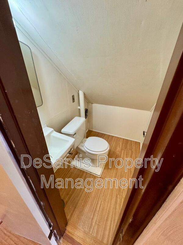 Charming 4 Bed 1.5 Bath house with BRAND NEW KITCHEN!!! property image