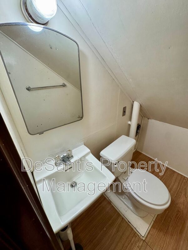 Charming 4 Bed 1.5 Bath house with BRAND NEW KITCHEN!!! property image