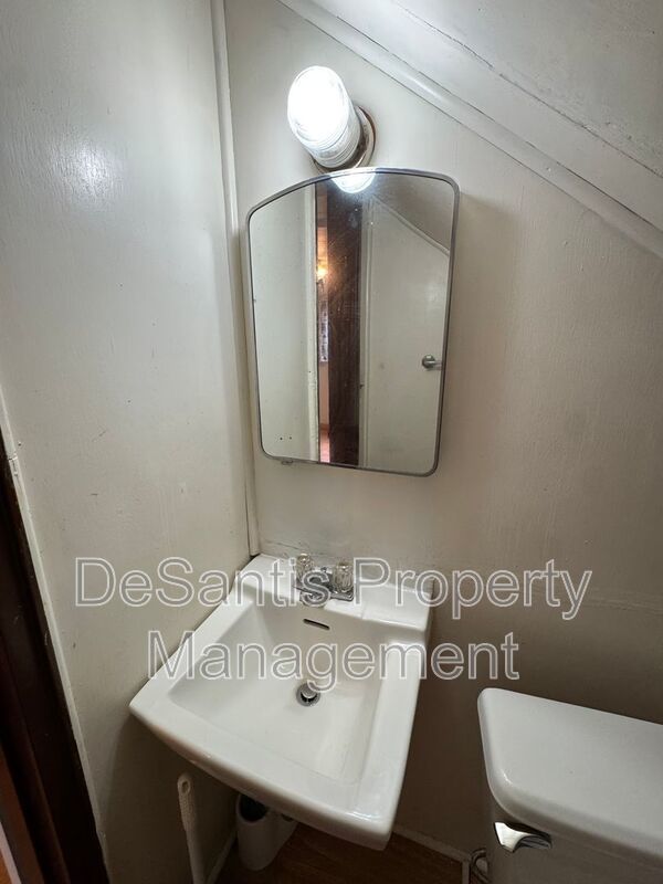 Charming 4 Bed 1.5 Bath house with BRAND NEW KITCHEN!!! property image