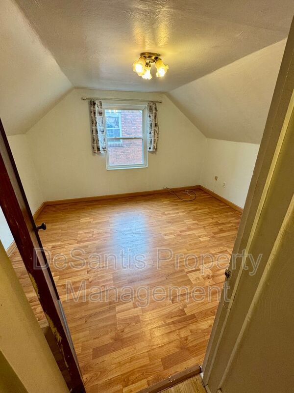 Charming 4 Bed 1.5 Bath house with BRAND NEW KITCHEN!!! property image