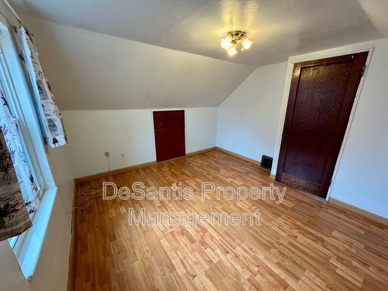 Charming 4 Bed 1.5 Bath house with BRAND NEW KITCHEN!!! property image