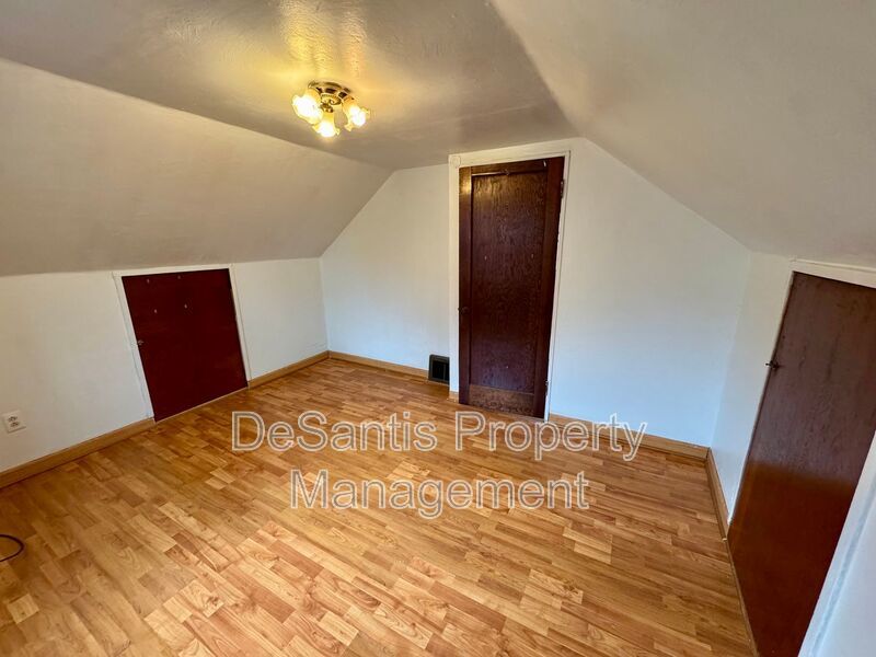 Charming 4 Bed 1.5 Bath house with BRAND NEW KITCHEN!!! property image