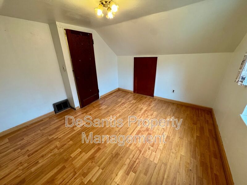 Charming 4 Bed 1.5 Bath house with BRAND NEW KITCHEN!!! property image