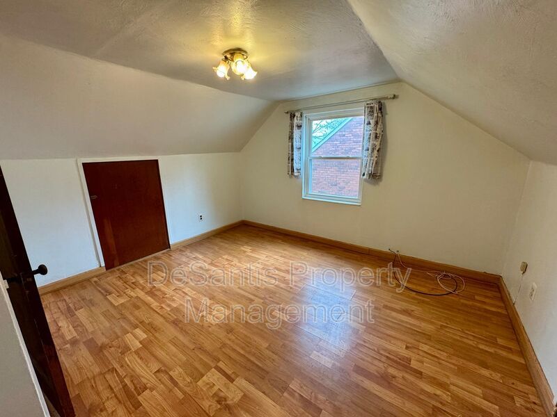 Charming 4 Bed 1.5 Bath house with BRAND NEW KITCHEN!!! property image
