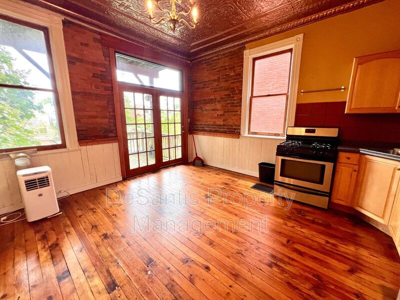Pittsburgh - Huge 1 Bed 1 Bath - Charming Duplex property image