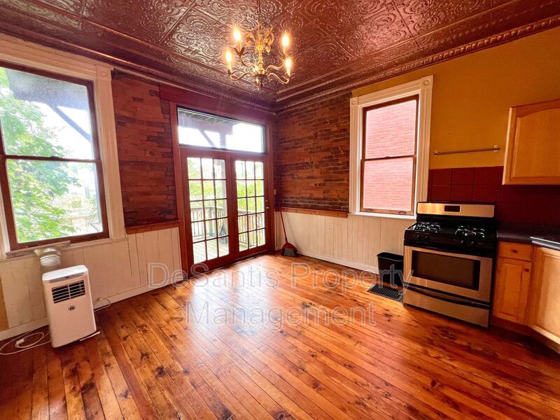 Pittsburgh - Huge 1 Bed 1 Bath - Charming Duplex property image