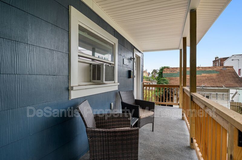 *Price Improved* Upper Level 2-Bed 1 Bath Apartment in Oakland! property image