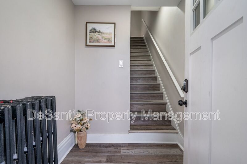 *Price Improved* Upper Level 2-Bed 1 Bath Apartment in Oakland! property image
