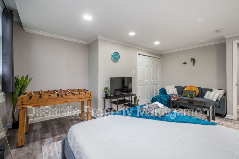 *Price Improved* Upper Level 2-Bed 1 Bath Apartment in Oakland! property image