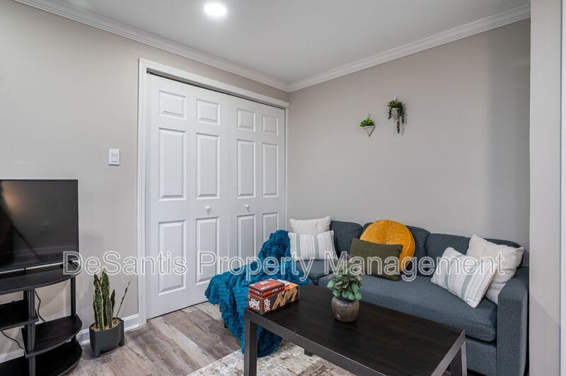 *Price Improved* Upper Level 2-Bed 1 Bath Apartment in Oakland! property image
