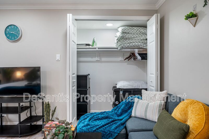 *Price Improved* Upper Level 2-Bed 1 Bath Apartment in Oakland! property image