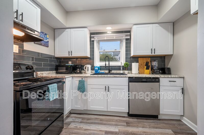 *Price Improved* Upper Level 2-Bed 1 Bath Apartment in Oakland! property image
