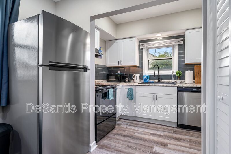 *Price Improved* Upper Level 2-Bed 1 Bath Apartment in Oakland! property image