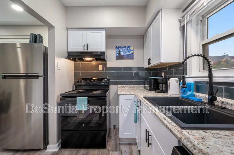 *Price Improved* Upper Level 2-Bed 1 Bath Apartment in Oakland! property image