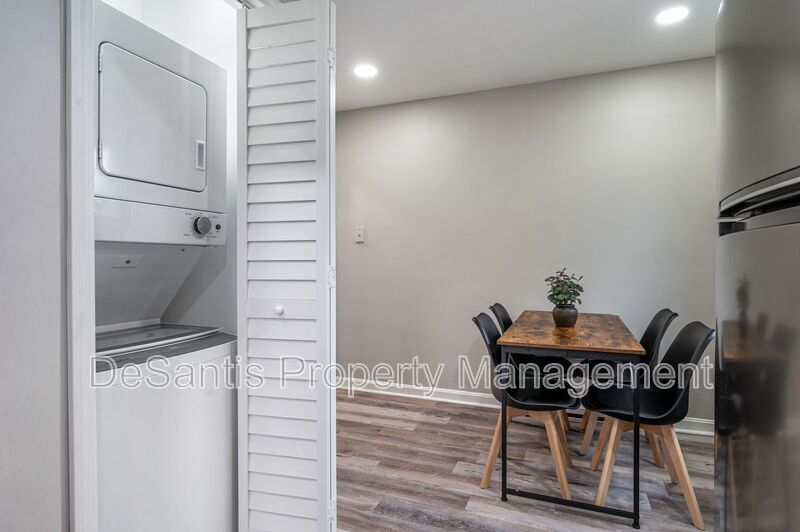 *Price Improved* Upper Level 2-Bed 1 Bath Apartment in Oakland! property image