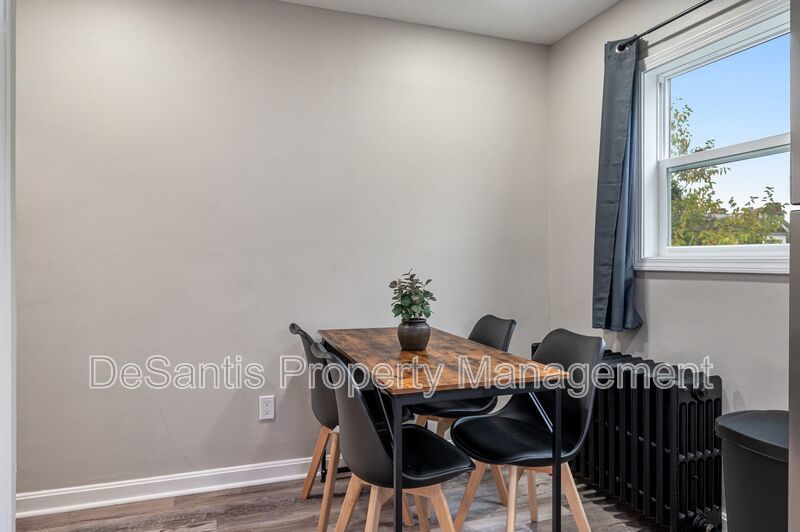 *Price Improved* Upper Level 2-Bed 1 Bath Apartment in Oakland! property image