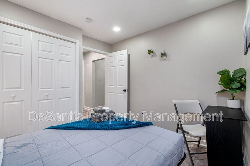 *Price Improved* Upper Level 2-Bed 1 Bath Apartment in Oakland! property image