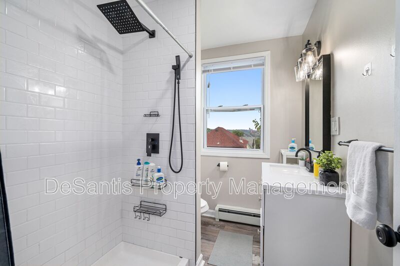 *Price Improved* Upper Level 2-Bed 1 Bath Apartment in Oakland! property image