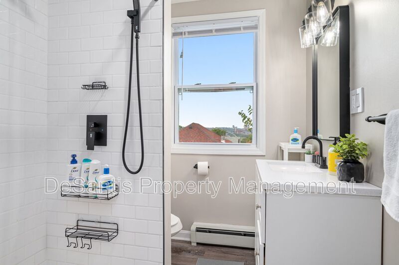 *Price Improved* Upper Level 2-Bed 1 Bath Apartment in Oakland! property image
