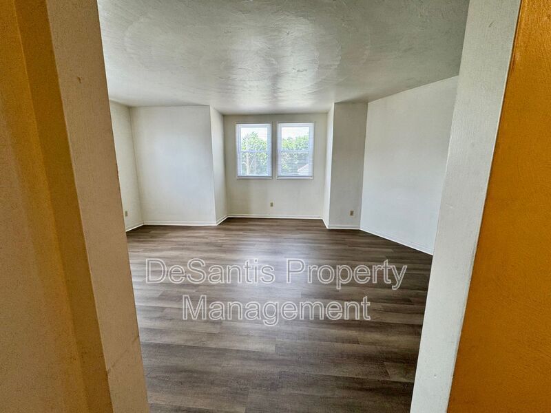Spacious 2 Bed 1 Bath in Cheswick! property image