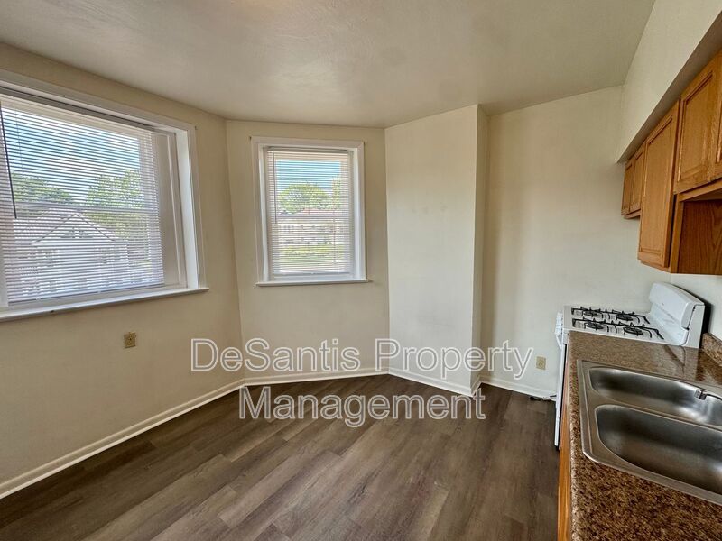 Spacious 2 Bed 1 Bath in Cheswick! property image