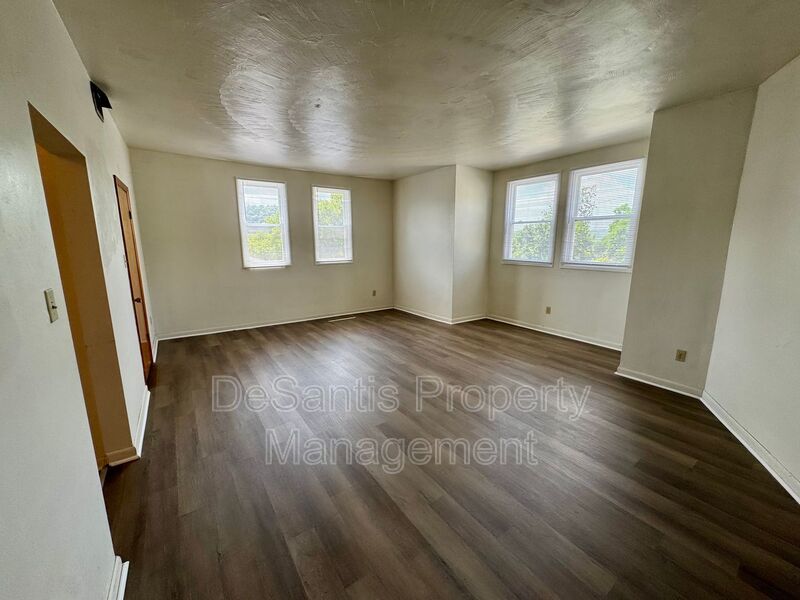 Spacious 2 Bed 1 Bath in Cheswick! property image