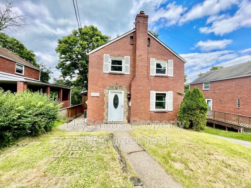 Exquisite 3 Bed, 1 Bath Retreat at 5705 Hilltop, Verona, PA property image