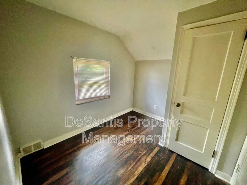 Exquisite 3 Bed, 1 Bath Retreat at 5705 Hilltop, Verona, PA property image