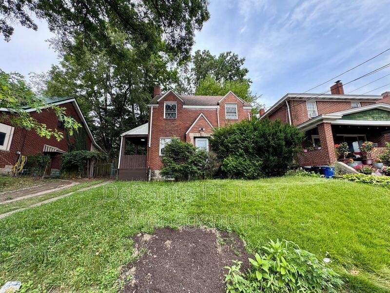 Adorable 2 Bed 1 Bath Home in Brookline W/dedicated office/library space! property image