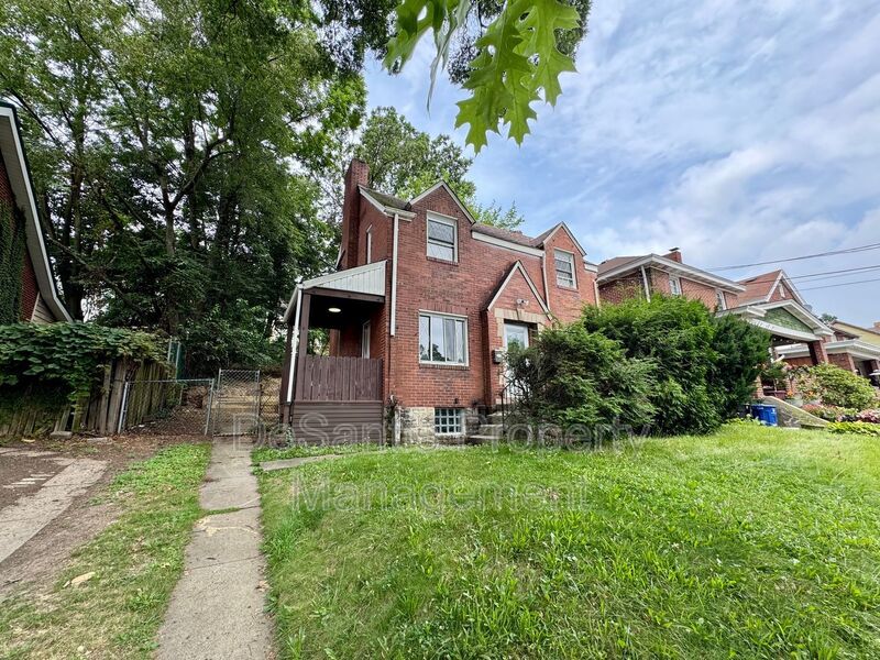 Adorable 2 Bed 1 Bath Home in Brookline W/dedicated office/library space! property image