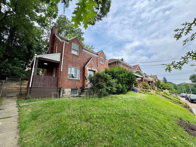 Adorable 2 Bed 1 Bath Home in Brookline W/dedicated office/library space! property image