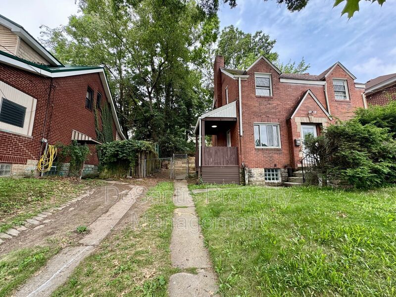 Adorable 2 Bed 1 Bath Home in Brookline W/dedicated office/library space! property image