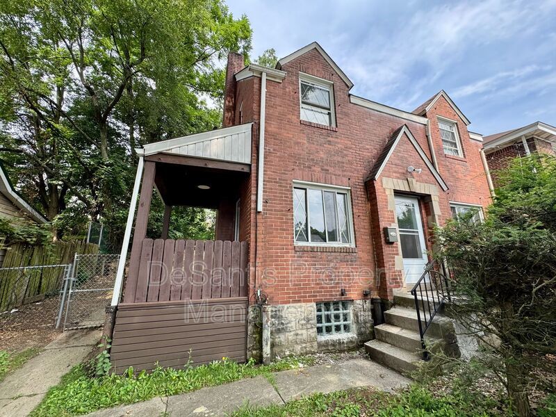 Adorable 2 Bed 1 Bath Home in Brookline W/dedicated office/library space! property image