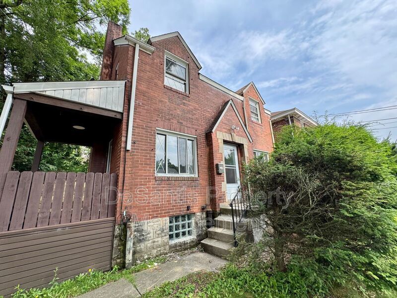 Adorable 2 Bed 1 Bath Home in Brookline W/dedicated office/library space! property image