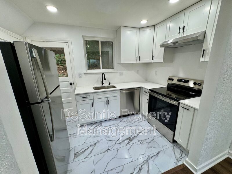 Adorable 2 Bed 1 Bath Home in Brookline W/dedicated office/library space! property image